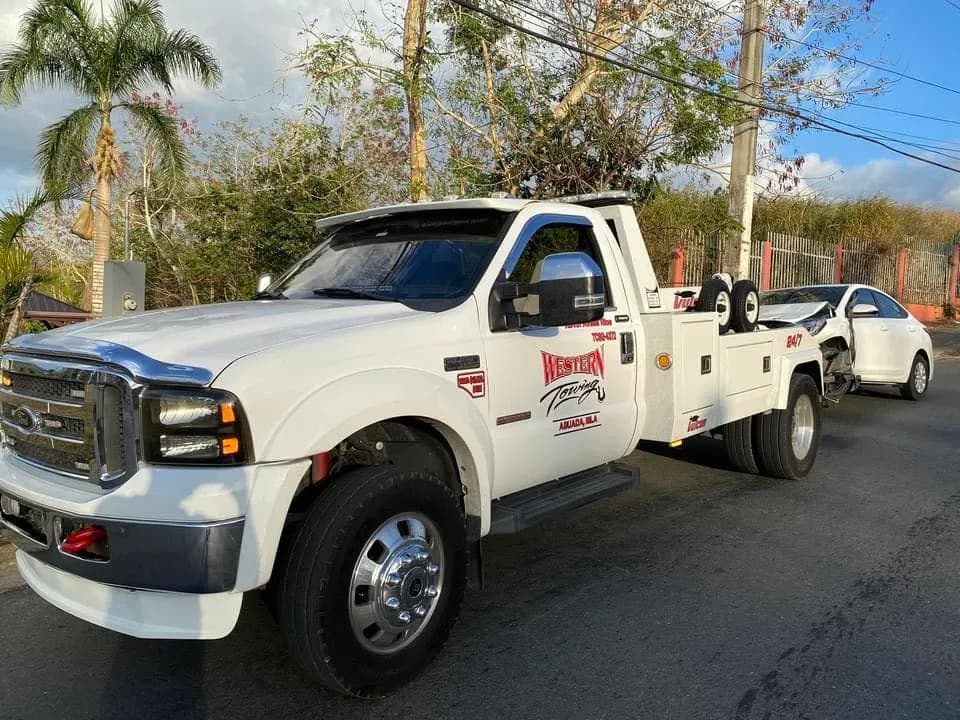 Grúa de puntal de Western Towing remolcando un auto accidentado en Aguada, oeste de Puerto Rico