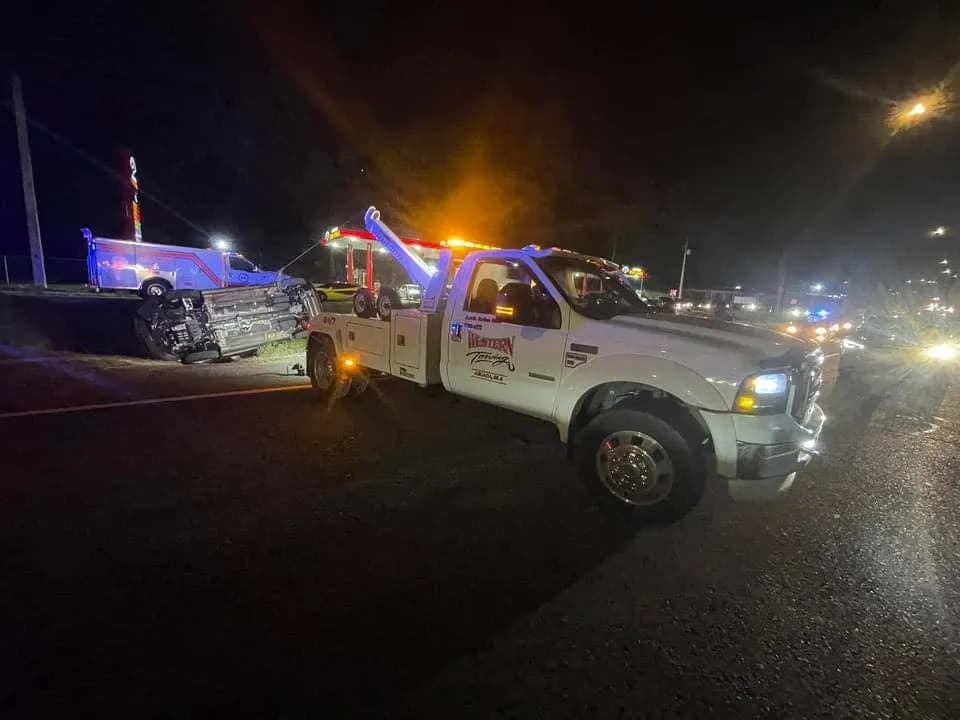 Servicio de grúa 24/7 de Western Towing atendiendo un accidente de carro volcado de noche en el oeste de Puerto Rico